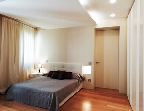 2 Schlafzimmer, kostenlose Babybetten, Reisekinderbett, Bettwäsche