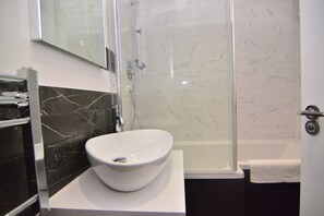 Design Apartment, 2 Bedrooms, Garden Area | Bathroom | Combined shower/tub, free toiletries, hair dryer, towels - MACARENA WHARF Apartments (London)