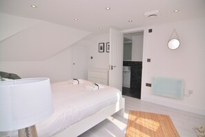 Superior Apartment, 3 Bedrooms | Egyptian cotton sheets, premium bedding, iron/ironing board