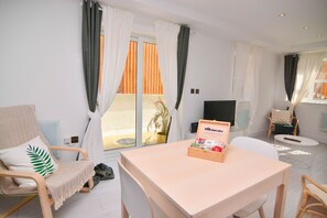 In-room dining - MACARENA WHARF Apartments (London)