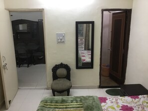 1 bedroom, WiFi - Akshi 1BHK Noida Sector 18 Metro Station (Noida)
