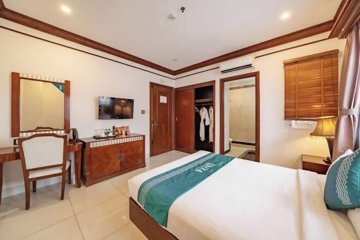 1 bedroom, hypo-allergenic bedding, minibar, in-room safe