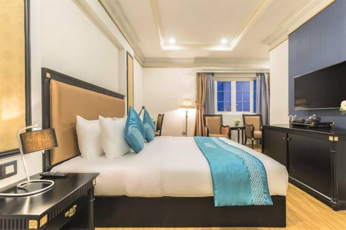 Hypo-allergenic bedding, minibar, in-room safe, desk
