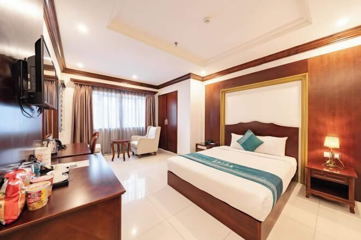 1 bedroom, hypo-allergenic bedding, minibar, in-room safe