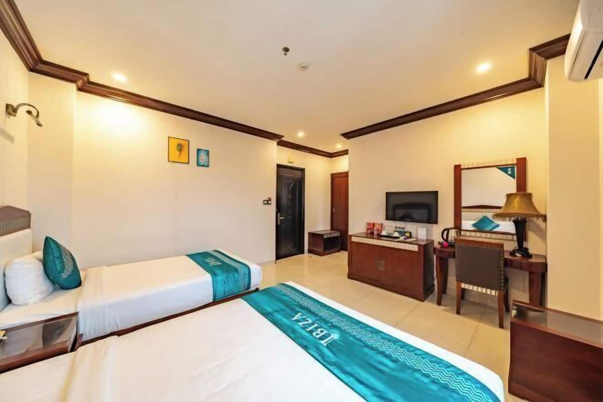 1 bedroom, hypo-allergenic bedding, minibar, in-room safe