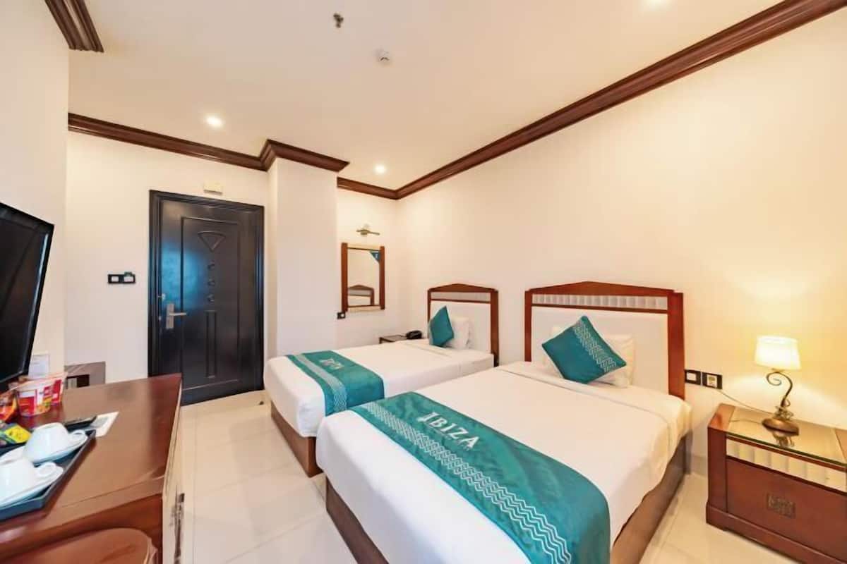 1 bedroom, hypo-allergenic bedding, minibar, in-room safe