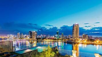 Alberca al aire libre y camastros