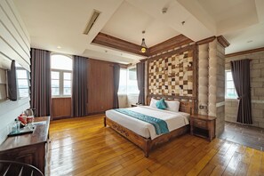 Grand Suite River View | Hypo-allergenic bedding, minibar, in-room safe, desk