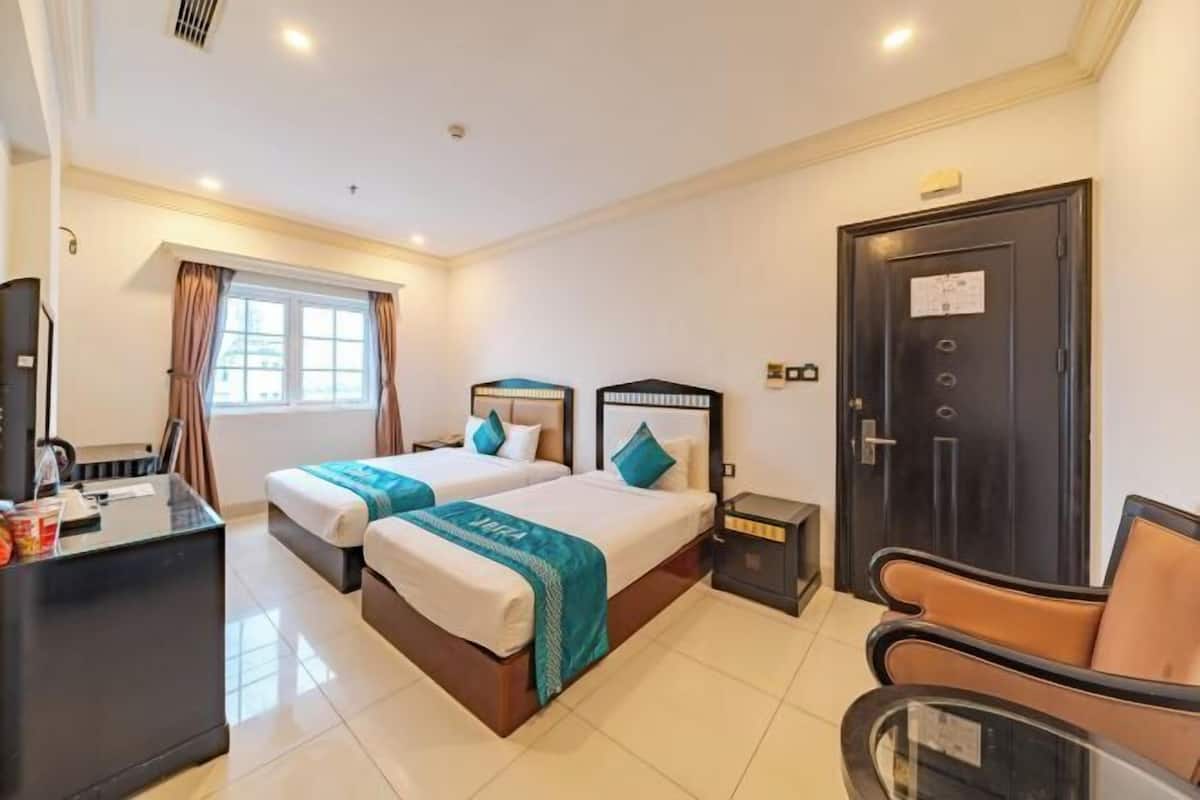 1 bedroom, hypo-allergenic bedding, minibar, in-room safe