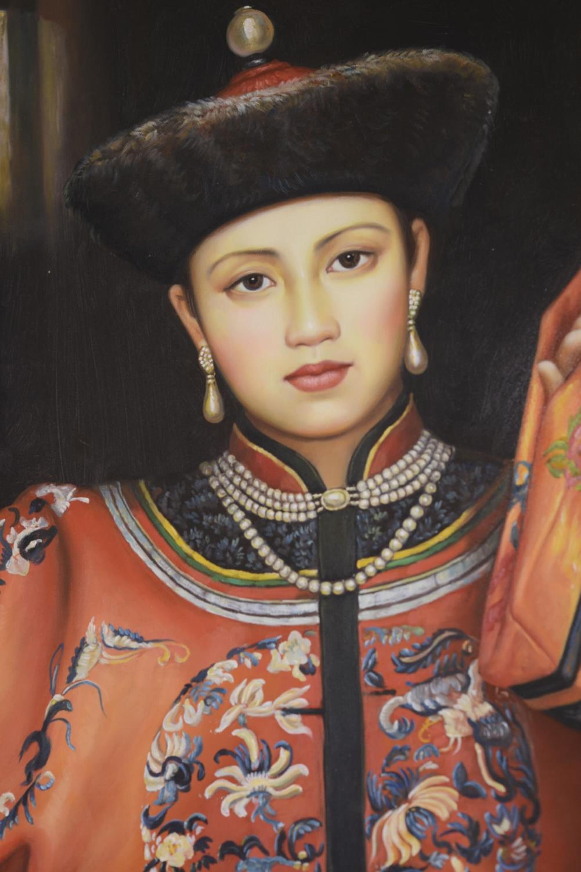 Retrato de una persona con atuendo tradicional, un gorro de piel, un collar y aretes.