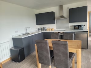 Individually furnished, laptop workspace, iron/ironing board, free WiFi - Skye Stays (Staffin)