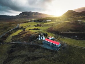 Individually furnished, laptop workspace, iron/ironing board, free WiFi - Skye Stays (Staffin)