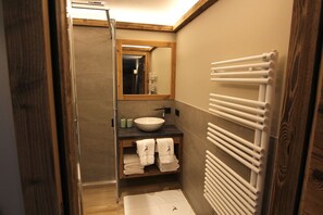 Douche, sèche-cheveux, serviettes fournies, savon
