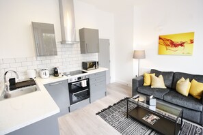 Luxury Apartment, 1 Bedroom (Flat 1) | Private kitchen - Willow Serviced Apartments - The Walk 2 (Cardiff)