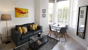 Luxury-Apartment, 1 Schlafzimmer (Flat 1) | Wohnzimmer | LCD-Fernseher, Netflix
