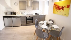 Luxury Apartment, 2 Bedrooms- Split Level (Flat 6) | Eigene Küche | Espressomaschine, Kühlschrank, Mikrowelle, Ofen