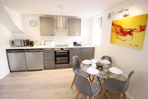 Luxury Apartment, 2 Bedrooms- Split Level (Flat 6) | Private kitchen - Willow Serviced Apartments - The Walk 2 (Cardiff)