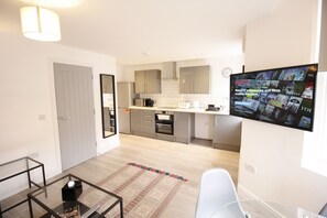 Luxury Apartment, 1 Bedroom (Flat 5) | Private kitchen | Fridge, microwave, oven, stovetop - Willow Serviced Apartments - The Walk 2 (Cardiff)