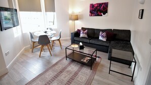 Luxury-Apartment, 1 Schlafzimmer (Flat 5) | Wohnzimmer | LCD-Fernseher, Netflix