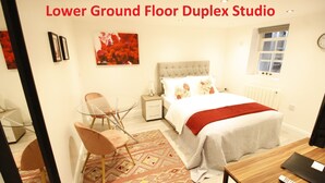Luxury Studio- Split Level (Flat 2) | Hochwertige Bettwaren, Bügeleisen/Bügelbrett, kostenloses WLAN