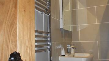 Habitación exclusiva con 2 camas individuales, 2 camas individuales (Bowithick) | Baño | Regadera, regadera tipo lluvia, amenidades de baño gratuitas