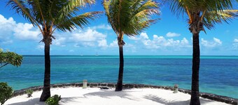 Case Latanier : 3 bedrooms, living room, private kitchen and balconies. 