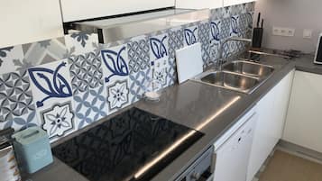 Kjøleskap, mikrobølgeovn, ovn og oppvaskmaskin