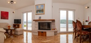 Televisión y chimenea 