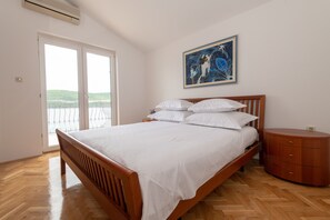 5 bedrooms, iron/ironing board, WiFi, bed sheets