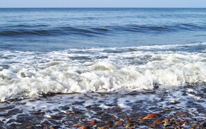 A beach with waves crashing onto a rocky shore. - Amazing home in Mscice with WiFi (Mscice)