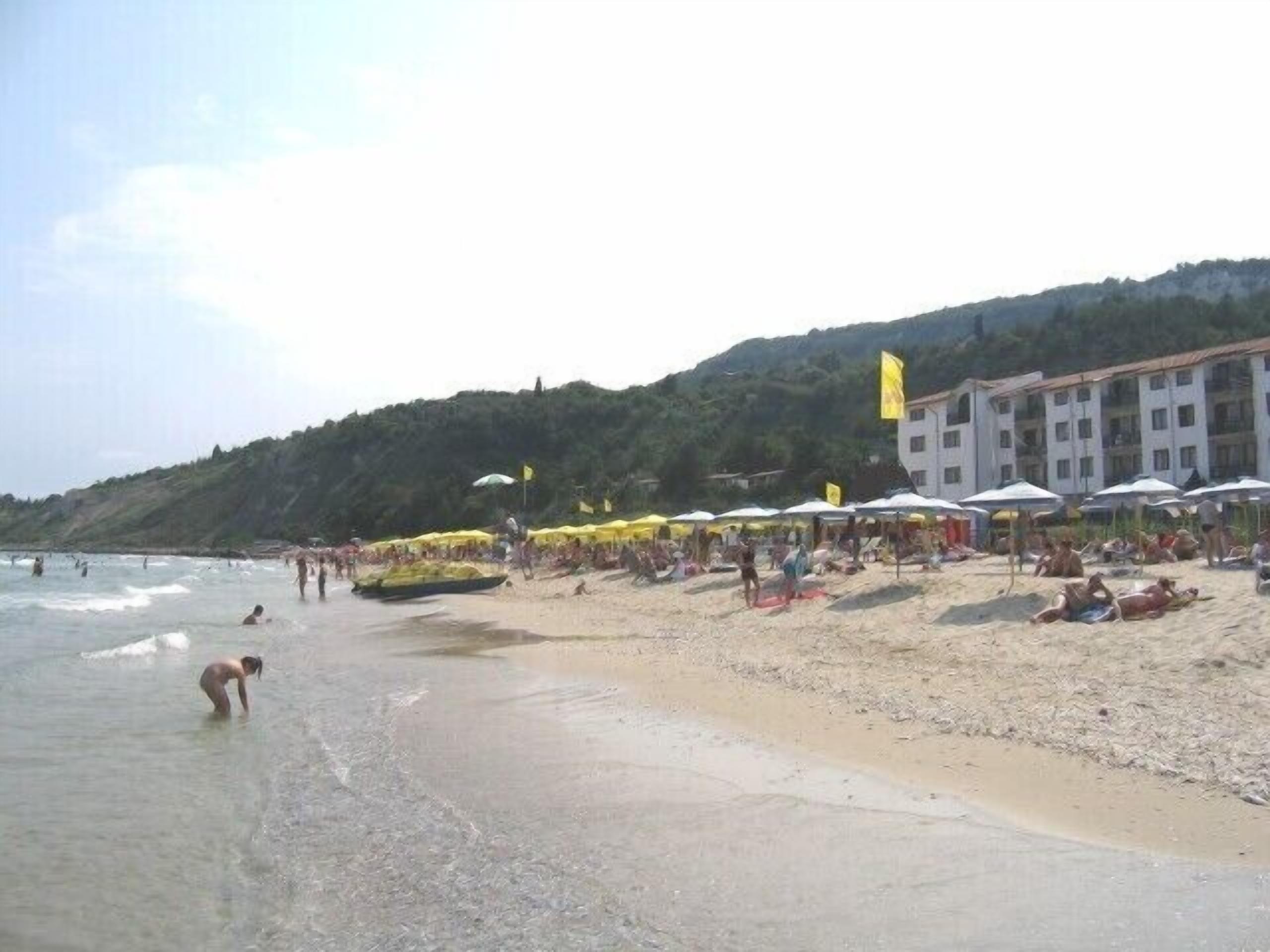 Playa en los alrededores y camastros 