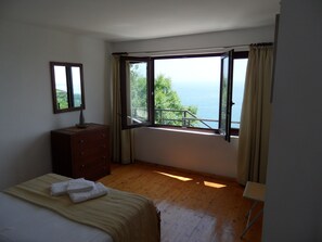 3 bedrooms, in-room safe, iron/ironing board, travel cot