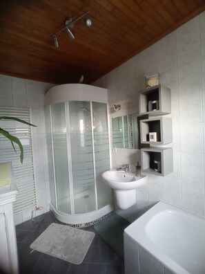 Ensemble douche/baignoire, papier toilette