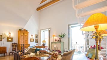 Apartamento design, 2 quartos | Área de estar | TV de tela plana