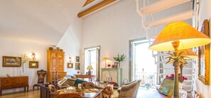 Design Apartment, 2 Bedrooms | Living area