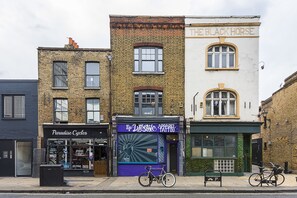 Exterior - The Globe (London)