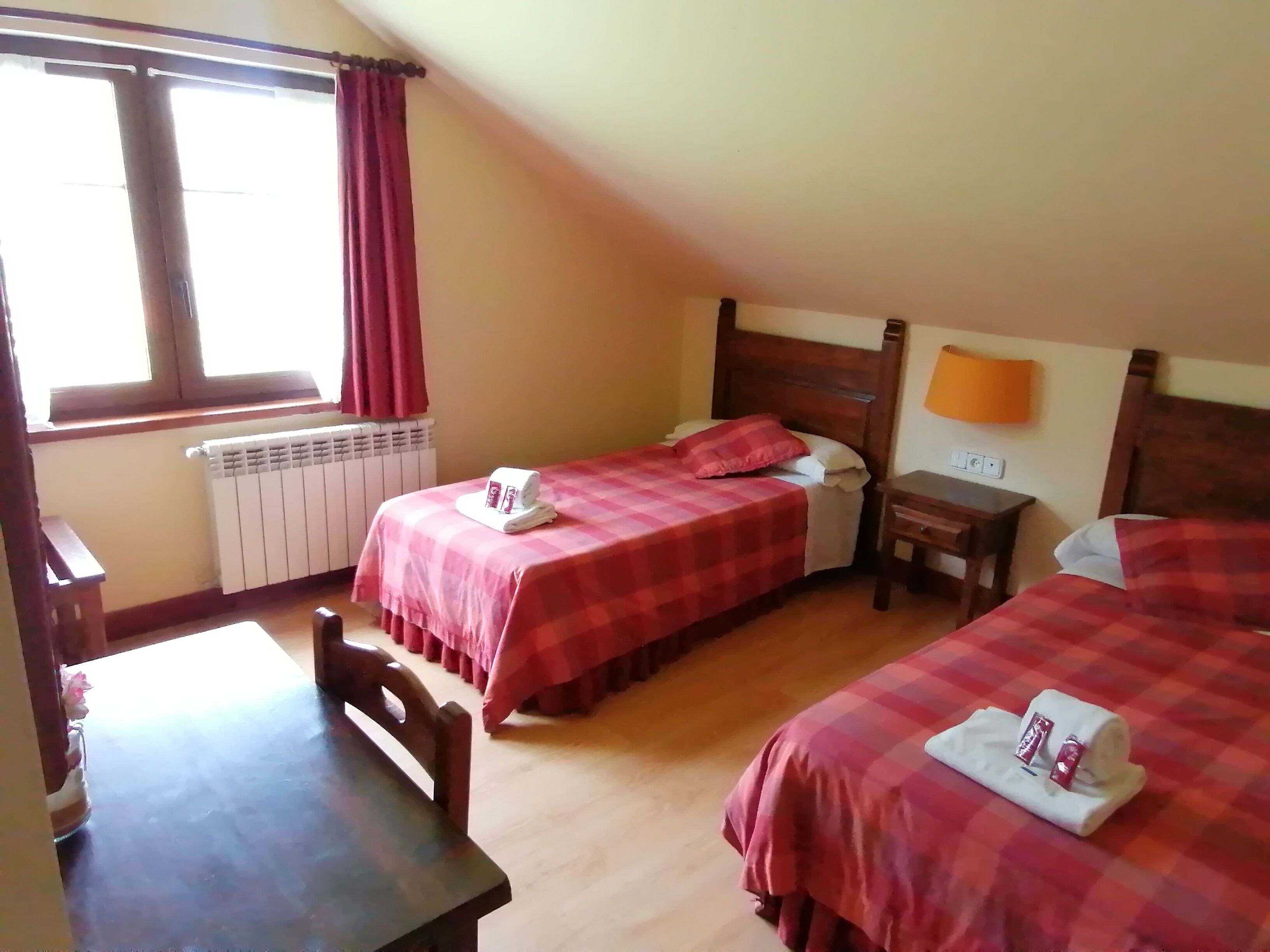 twin room | desk, free wifi