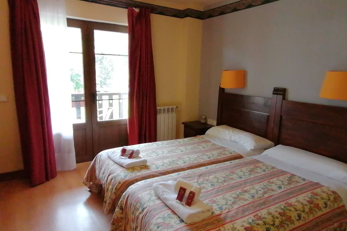 twin room | desk, free wifi