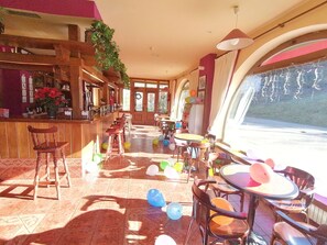 Tägliches kontinentales Frühstück (5 EUR pro Person)