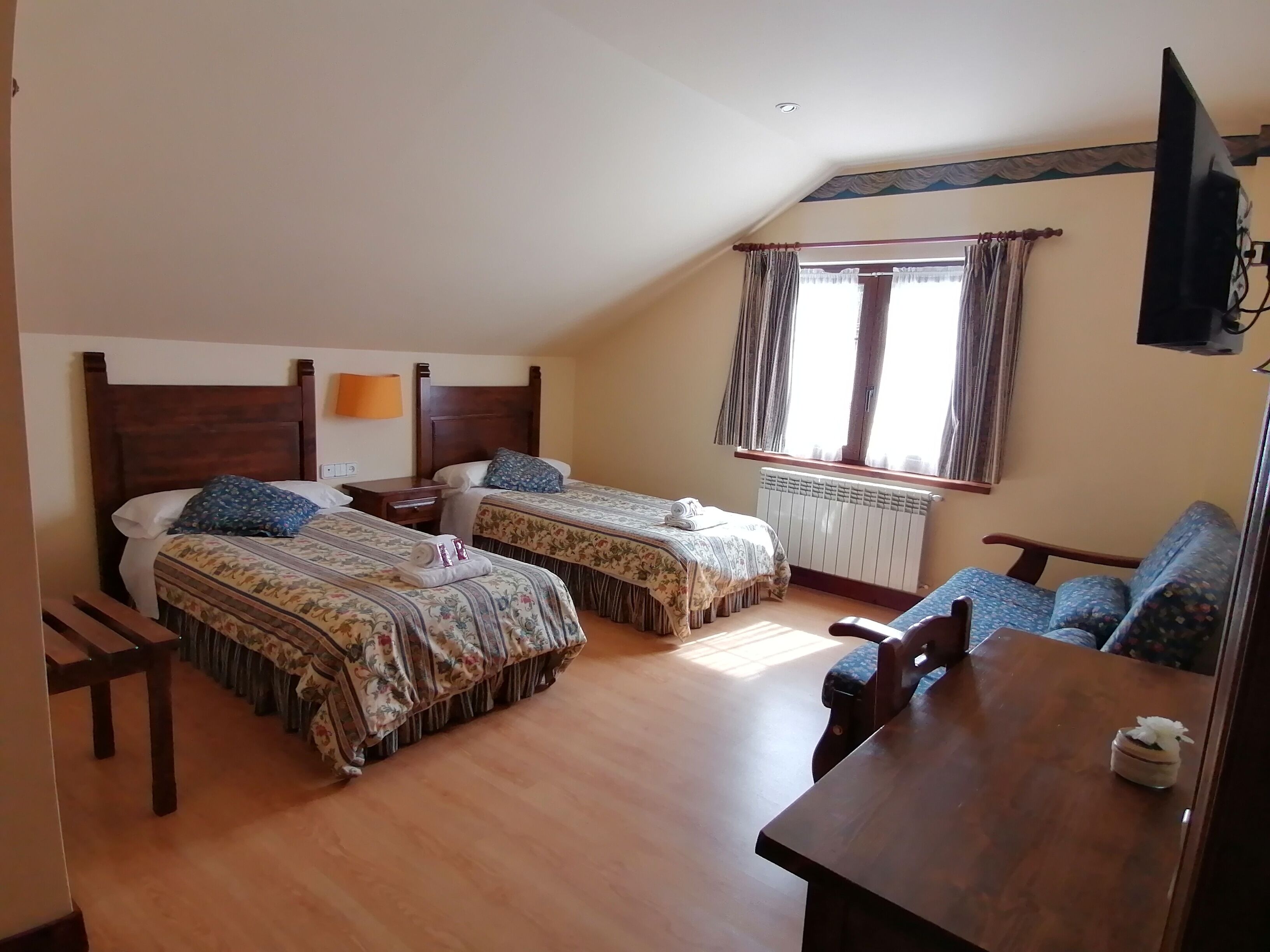 twin room | desk, free wifi