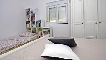 مساحة عمل للكمبيوتر المحمول ومكواة/لوح كي وأسرّة أطفال/رضّع (مجانًا)