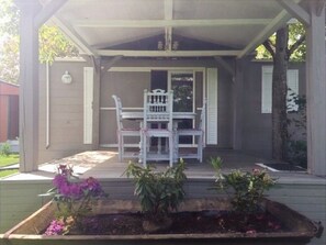 Outdoor dining - Picturesque Bungalow with its private park on a natural property of 15 Ha. (Vielle-Tursan)