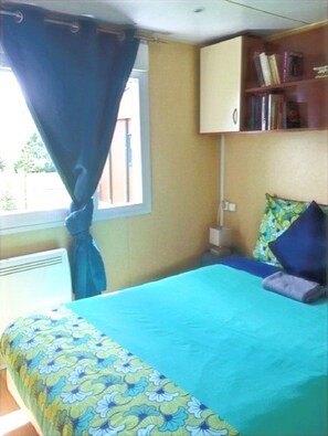 4 slaapkamers, een bureau, een strijkplank/strijkijzer, reisbedje