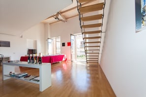 Appartamento, 1 camera da letto, patio | Area soggiorno | TV a schermo piatto