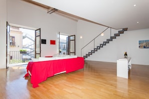 Appartamento, 1 camera da letto, patio | Area soggiorno | TV a schermo piatto
