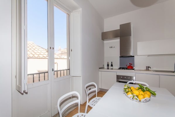 Appartamento, 1 camera da letto, patio | Cucina privata | Frigorifero con congelatore, forno, piano cottura, lavastoviglie