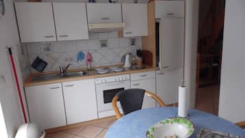JÀÀkaappi, mikroaaltouuni, uuni, liesi