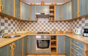 Frigorífico, placa de cocina, cafetera o tetera y utensilios de cocina