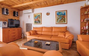 Una Smart TV, una chimenea, un reproductor estéreo