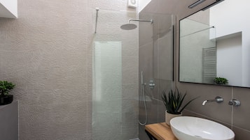 Dupleks | Kamar mandi | Shower, perlengkapan mandi gratis, pengering rambut, dan kloset